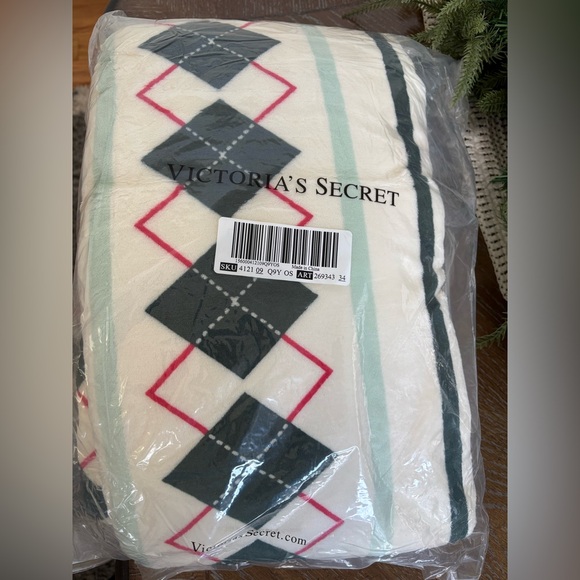 Victoria Secret Plush Teddy Tote and Cozy-Fleece Blanket - Picture 3 of 10